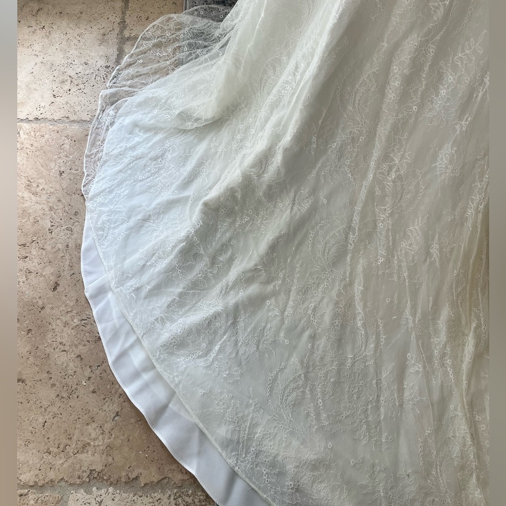 Oleg Cassini Collection Wedding Dress. Ivory in color. Size 6 - Picture 10 of 13